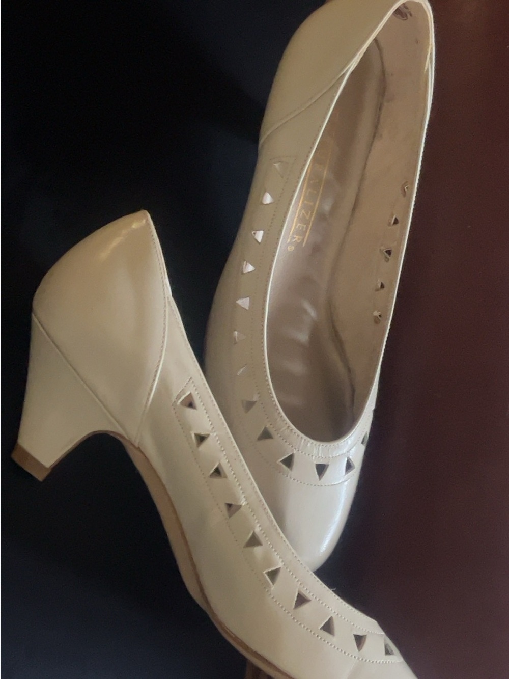 Vintage Naturalizer NWOT Ladies Cream Mid Heel Pumps with Cutout Detail